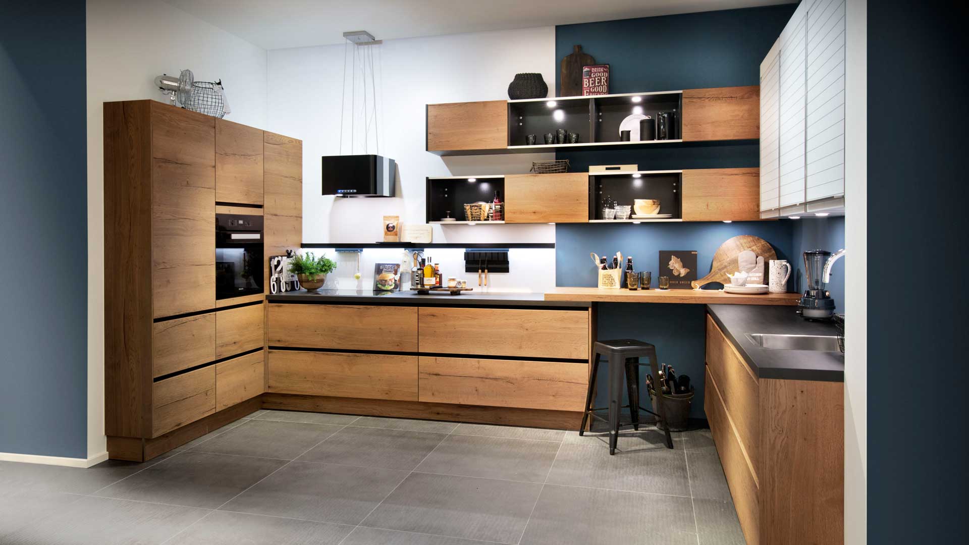 Grifflose Küche mit Holzfronten Leoben bei Miele Center P&R