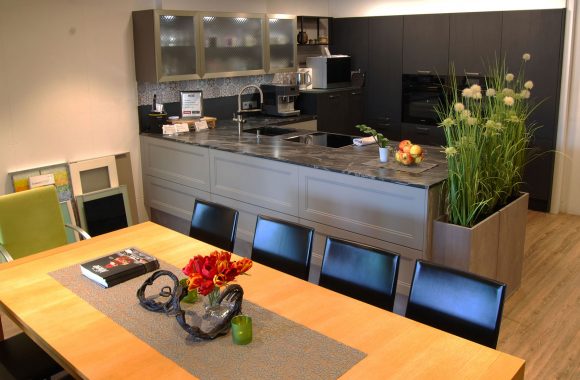 Schauraum Wohnküche mit Esstisch in der- Küchenstudio Leoben